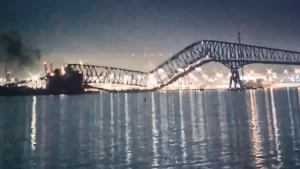 Lee más sobre el artículo Se derrumba puente tras ser golpeado por un buque carguero, en Baltimore, EU