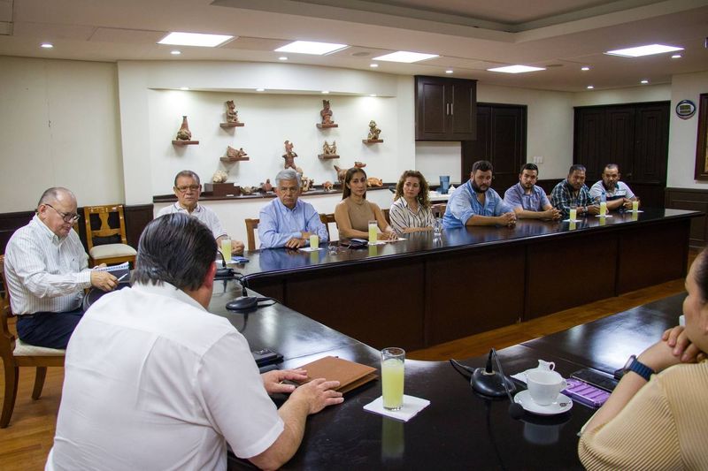 En este momento estás viendo Gobierno de Colima atiende a representantes de transporte público; llegan a acuerdos