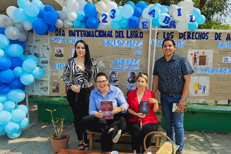 En este momento estás viendo Celebran día del libro con periódicos murales y caracterización de autores y personajes literarios