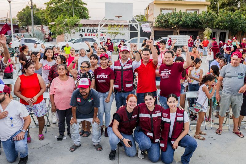 En este momento estás viendo Se reúne Armando Reyna familias de la Santa Elena Sur, Norte y Vicente Guerrero, en Tecomán