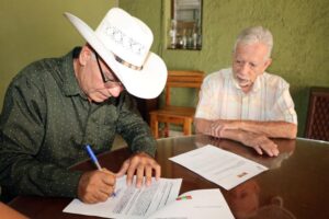 Lee más sobre el artículo Cruz Méndez firma ante notario respeto de derechos sindicales de Armería