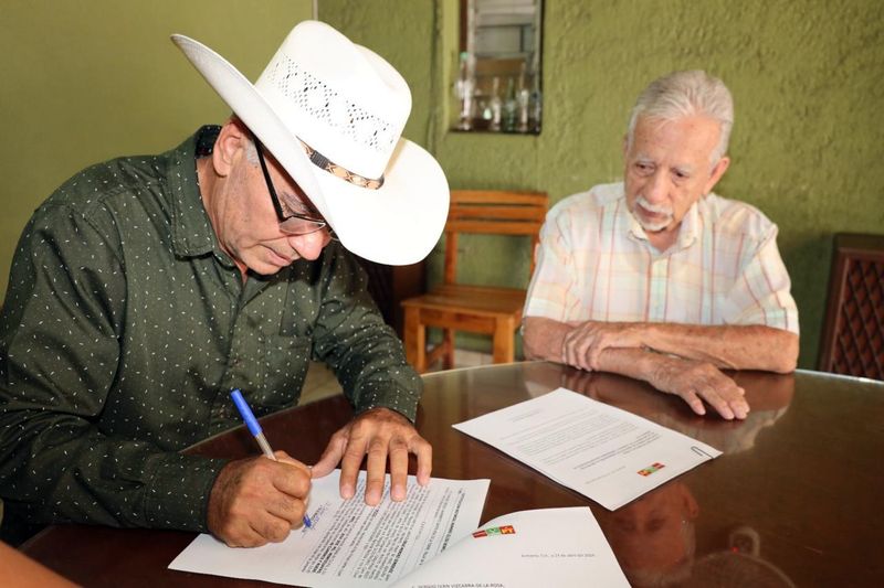 En este momento estás viendo Cruz Méndez firma ante notario respeto de derechos sindicales de Armería