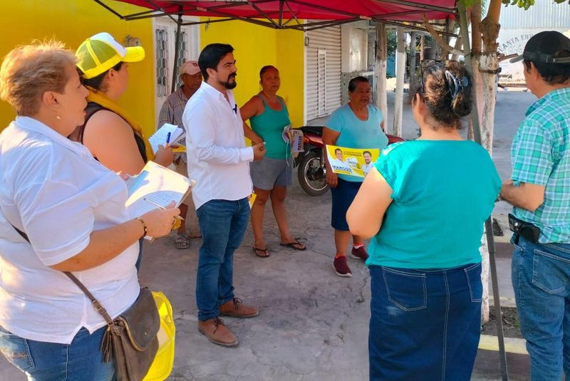 En este momento estás viendo Se compromete Julio Anguiano con ciudadanos de Cofradía de Juárez, Tecomán