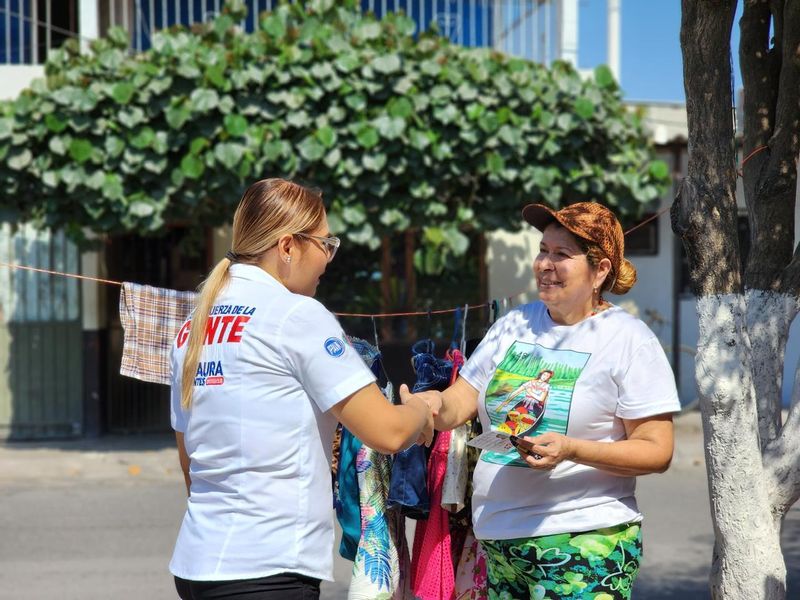 Laura Montes Camacho, candidata a diputada local por el distrito 15 en Tecomán, estuvo en la colonia Libertad para escuchar de primera mano las preocupaciones y necesidades de sus habitantes y, entre las problemáticas más recurrentes que enfrenta la colonia, destacan la falta de luminarias y la necesidad de reparación de las que se encuentran dañadas, lo cual ha generado un ambiente de inseguridad para los residentes.