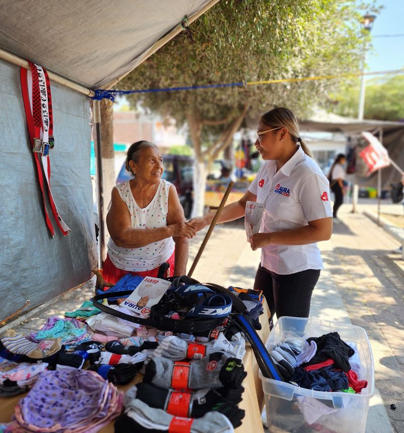 Laura Montes Camacho, candidata a diputada local por el distrito 15 en Tecomán, estuvo en la colonia Libertad para escuchar de primera mano las preocupaciones y necesidades de sus habitantes y, entre las problemáticas más recurrentes que enfrenta la colonia, destacan la falta de luminarias y la necesidad de reparación de las que se encuentran dañadas, lo cual ha generado un ambiente de inseguridad para los residentes.