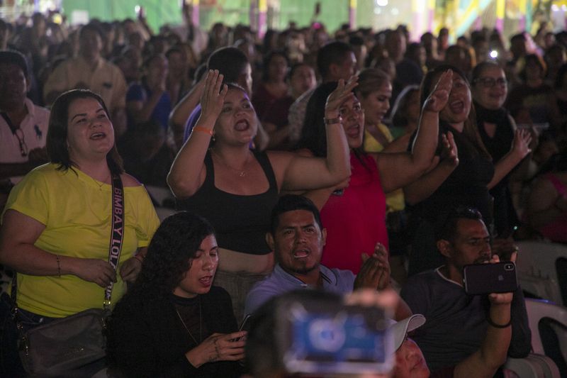 En este momento estás viendo Maravillosa noche se vivió con Reyli Barba en las Fiestas Culturales de Mayo Manzanillo