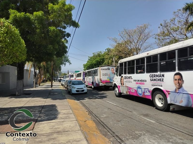 En este momento estás viendo Se manifiestan choferes de transporte público en Casa de Gobierno