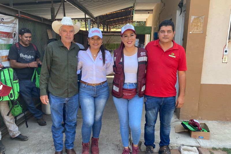 En este momento estás viendo Se reúne Diana Zepeda con personal de empresa Germinaza