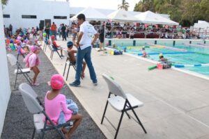 Lee más sobre el artículo Menores de la escuela de natación realizan evaluación en la alberca de la Unidad Morelos