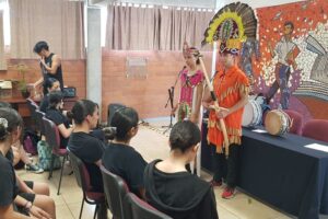 Lee más sobre el artículo Enseñan bailarines de la UdeC danza apache de Tecomán a jóvenes de Jalisco