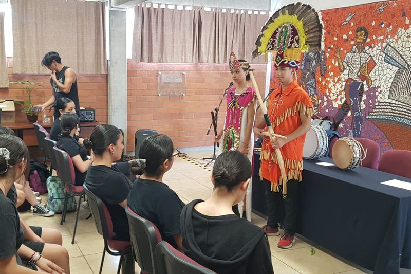 En este momento estás viendo Enseñan bailarines de la UdeC danza apache de Tecomán a jóvenes de Jalisco