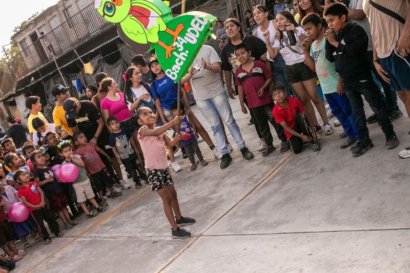 En este momento estás viendo Celebran bachilleres Día del Niño y la Niña con familias de albergue cañero