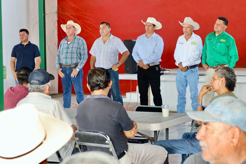 En este momento estás viendo Cruz Méndez y Virgilio Mendoza se reúnen con ganaderos de Cofradía de Juárez