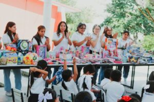 Lee más sobre el artículo Festejan bachilleres a infantes de preescolar, en Manzanillo