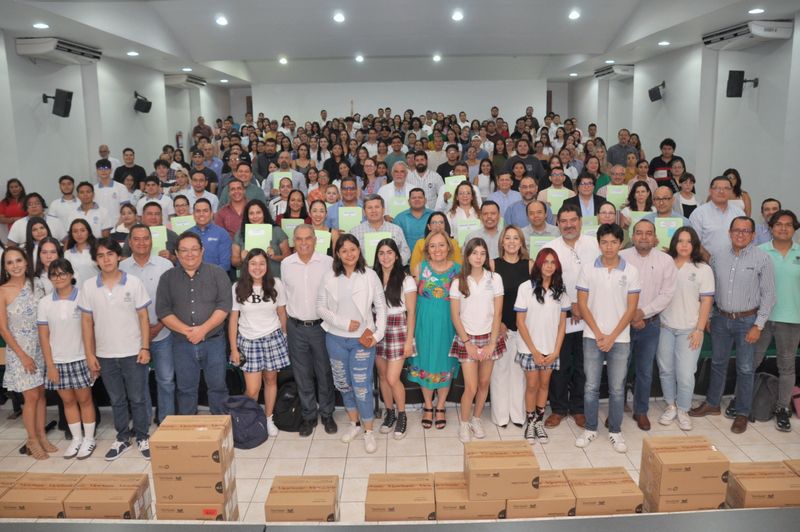 En este momento estás viendo Primera entrega de proyectores a planteles universitarios