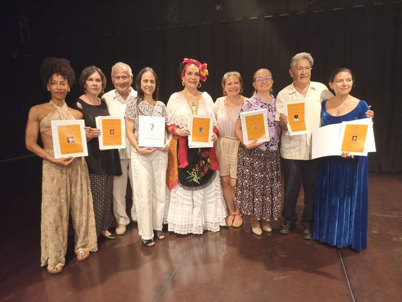 En este momento estás viendo Recibe Adriana León premio ‘Xavier Francis’ por sus aportes a la investigación en danza