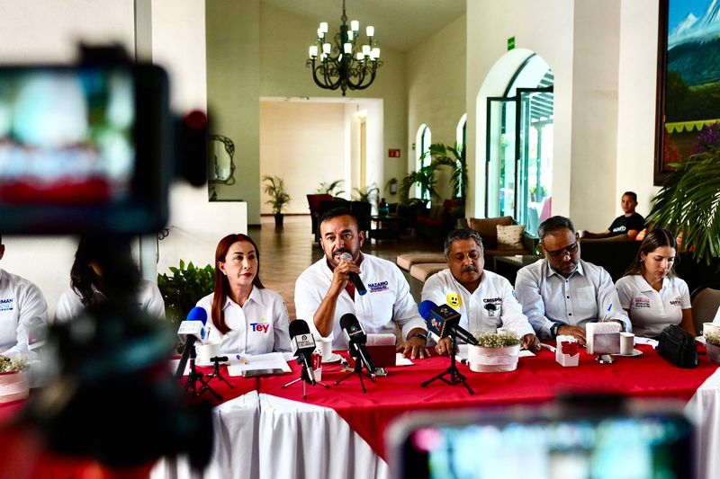 En este momento estás viendo Ante notario, signa Nazario Rodríguez compromiso para no eliminar programas sociales