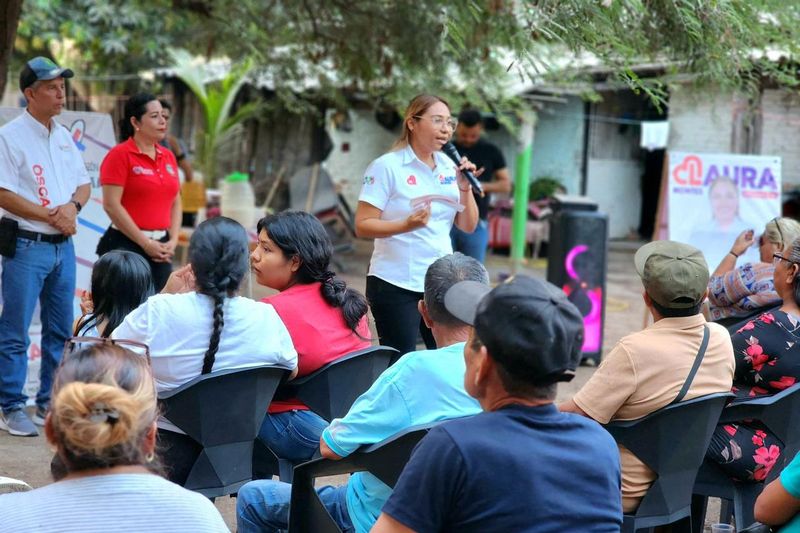 En este momento estás viendo Asume Laura Montes compromiso de gestionar para que mejore el transporte público en Tecomán