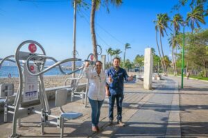 Lee más sobre el artículo Entrega alcaldesa de Manzanillo aparatos de ejercicio en la playa de San Pedrito