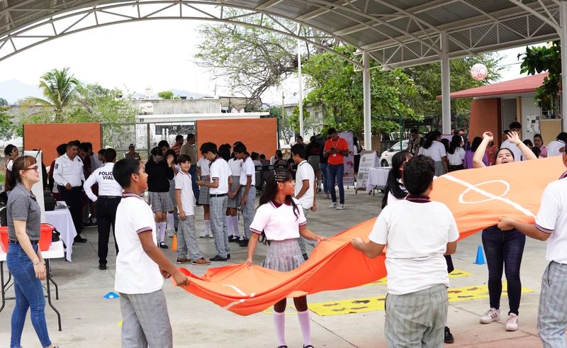 En este momento estás viendo Realiza Ayuntamiento de Manzanillo Jornadas por la Paz en telesecundaria Elvia Carrillo Puerto