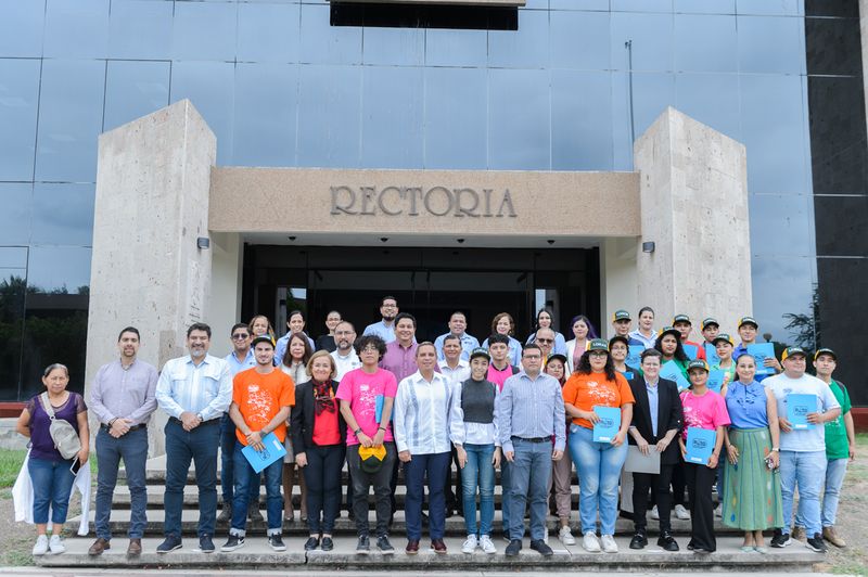 En este momento estás viendo Entregan becas parciales a ganadores del RetoCamp Colima