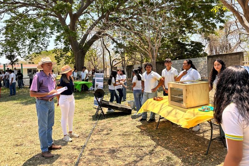 En este momento estás viendo Presentan estudiantes proyectos finales, en el Bachillerato 27