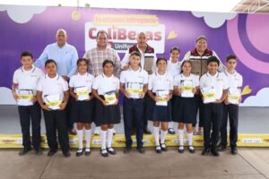 Lee más sobre el artículo Gobierno Colima entregó ColiBecas-Uniformes a estudiantes de Ixtlahuacán, este viernes