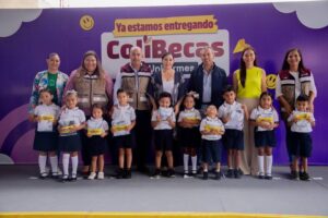 Lee más sobre el artículo Entregó Gobierno Colima ColiBecas-Uniformes a estudiantes de Minatitlán, este jueves