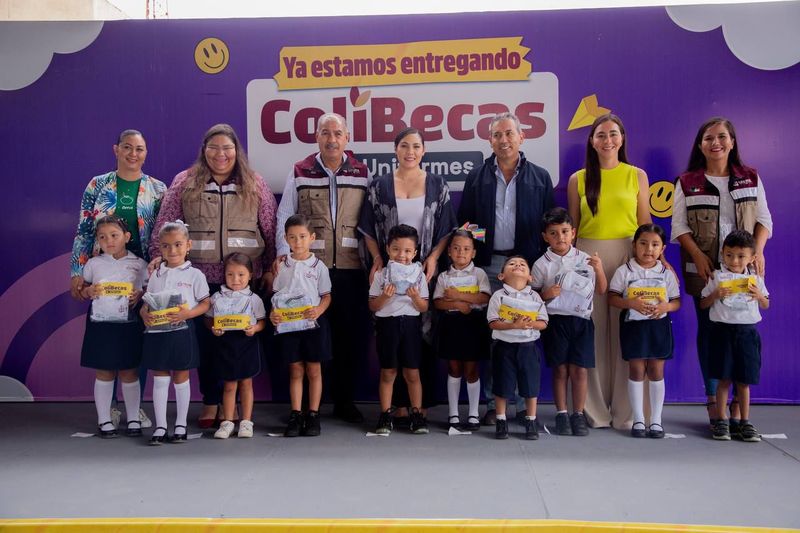 En este momento estás viendo Entregó Gobierno Colima ColiBecas-Uniformes a estudiantes de Minatitlán, este jueves