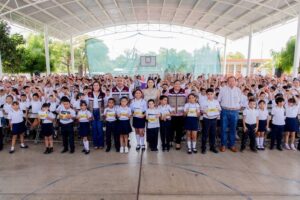 Lee más sobre el artículo Inicia gobernadora entrega de ColiBecas-Uniformes en Cuauhtémoc, por tercer año consecutivo