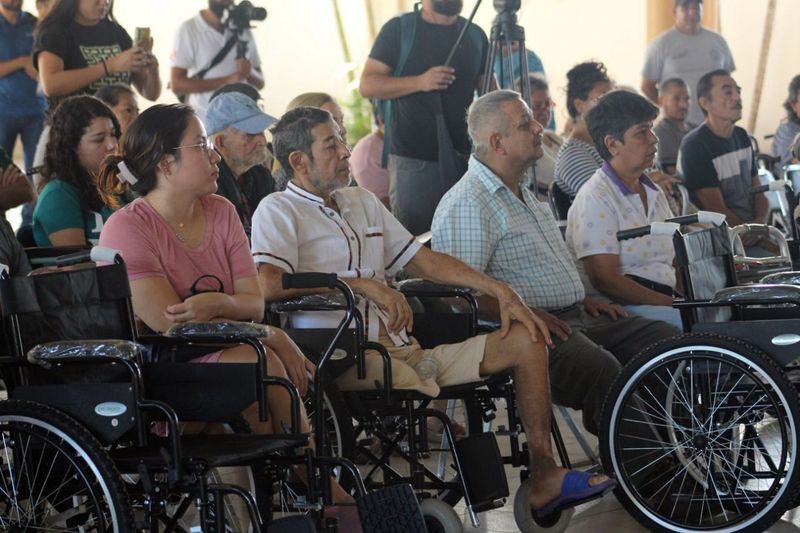 En este momento estás viendo Invita Armando Reyna a familias tecomenses a apoyo de aparatos ortopédicos