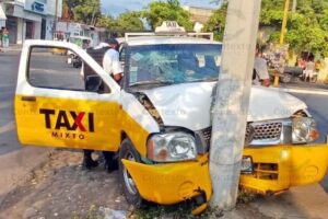 Lee más sobre el artículo Cuatro heridos en choque entre moto y taxi mixto, en Tecomán