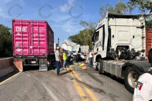 Lee más sobre el artículo Mujer prensada, tras choque múltiple en obra de la autopista Manzanillo – Colima