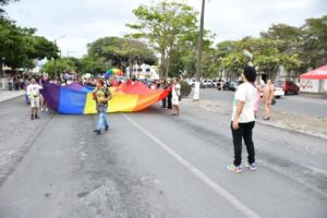 Lee más sobre el artículo La comunidad LGBT marcha en Tecomán exigiendo mayores espacios educativos y laborales