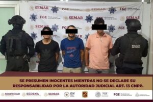 Lee más sobre el artículo Policía Estatal de Colima detiene a 3 personas en camioneta, con arma de fuego y dosis de droga