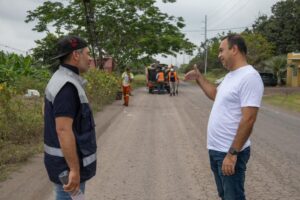 Lee más sobre el artículo Gestiona Armando Reyna mantenimiento de varias carreteras en Tecomán