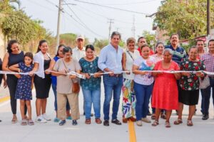 Lee más sobre el artículo Elías Lozano inauguró obra de pavimentación a base de concreto hidráulico y drenaje en la calle Independencia