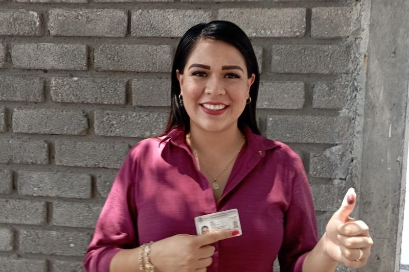 En este momento estás viendo Diana Zepeda emitió su voto en el campus de la colonia Independencia