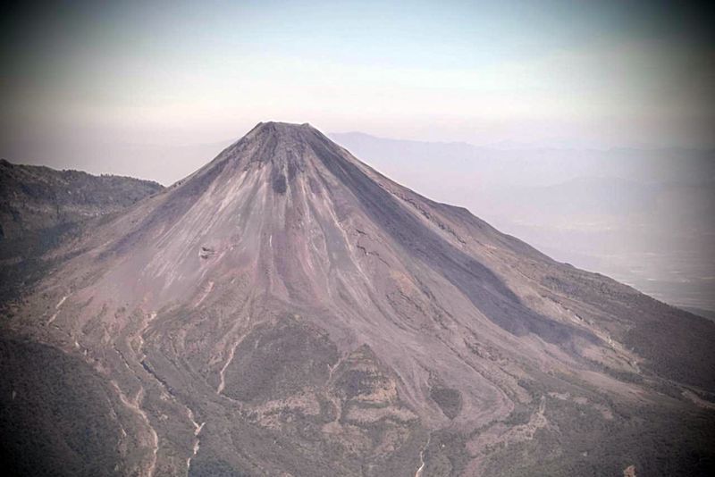 En este momento estás viendo Volcán de Colima registró 4 sismos y 5 derrumbes esta semana; permanece en calma