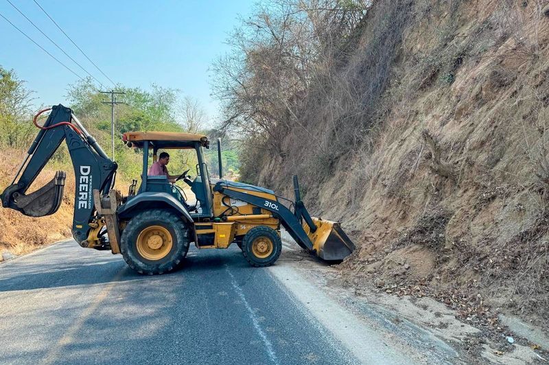 En este momento estás viendo Seidum desazolva cunetas y limpia carreteras estatales de seis municipios de Colima