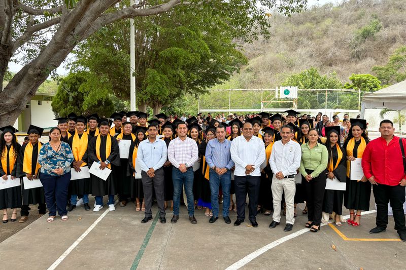 En este momento estás viendo Entregan certificados en los bachilleratos 19, 31 y 24 de Tecomán y Armería