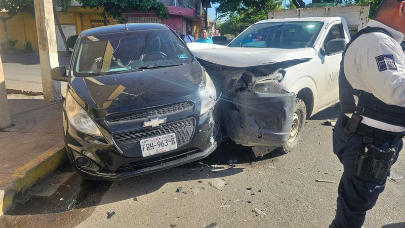 En este momento estás viendo 3 lesionados al impactar camioneta a vehículo en Tecomán