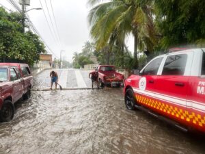 Lee más sobre el artículo Ayudan PC y Bomberos a manzanillenses por afectaciones de recientes precipitaciones