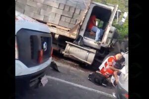 Lee más sobre el artículo Socorrista de Cruz Roja Tecomán, herido tras chocar contra tráiler