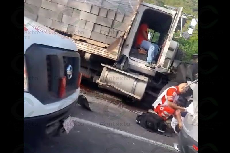 En este momento estás viendo Socorrista de Cruz Roja Tecomán, herido tras chocar contra tráiler