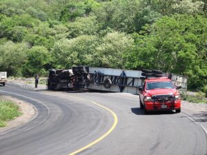 Lee más sobre el artículo Vuelca tráiler que transportaba carne por la libre Armería-Manzanillo