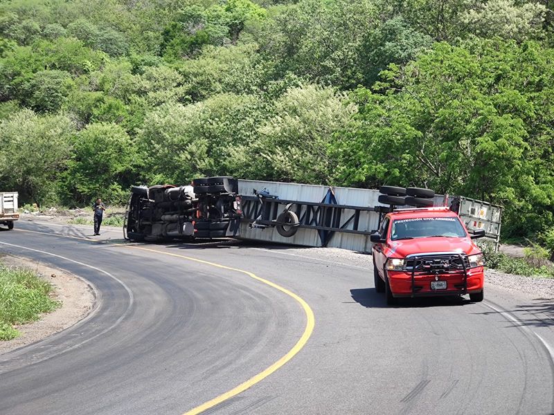 En este momento estás viendo Vuelca tráiler que transportaba carne por la libre Armería-Manzanillo