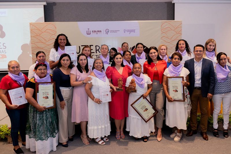 En este momento estás viendo Gobierno Colima entregó a Patricia López el reconocimiento ‘Mujeres Constructoras de Paz’