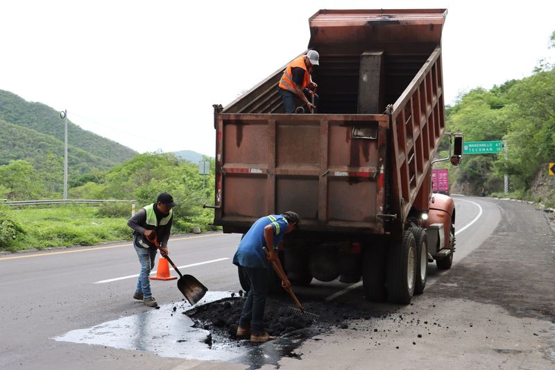 En este momento estás viendo Atiende Seidum baches generados sobre la autopista Colima-Manzanillo