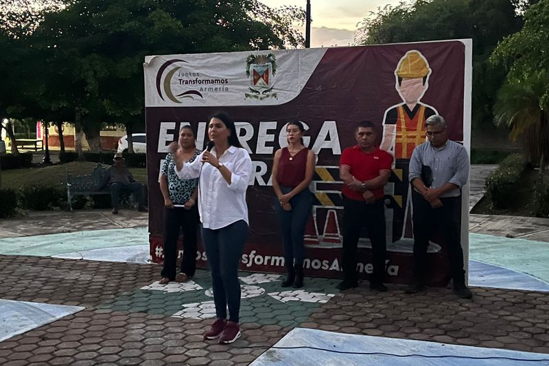 En este momento estás viendo Entrega Diana Zepeda alumbrado público del jardín de Los Reyes